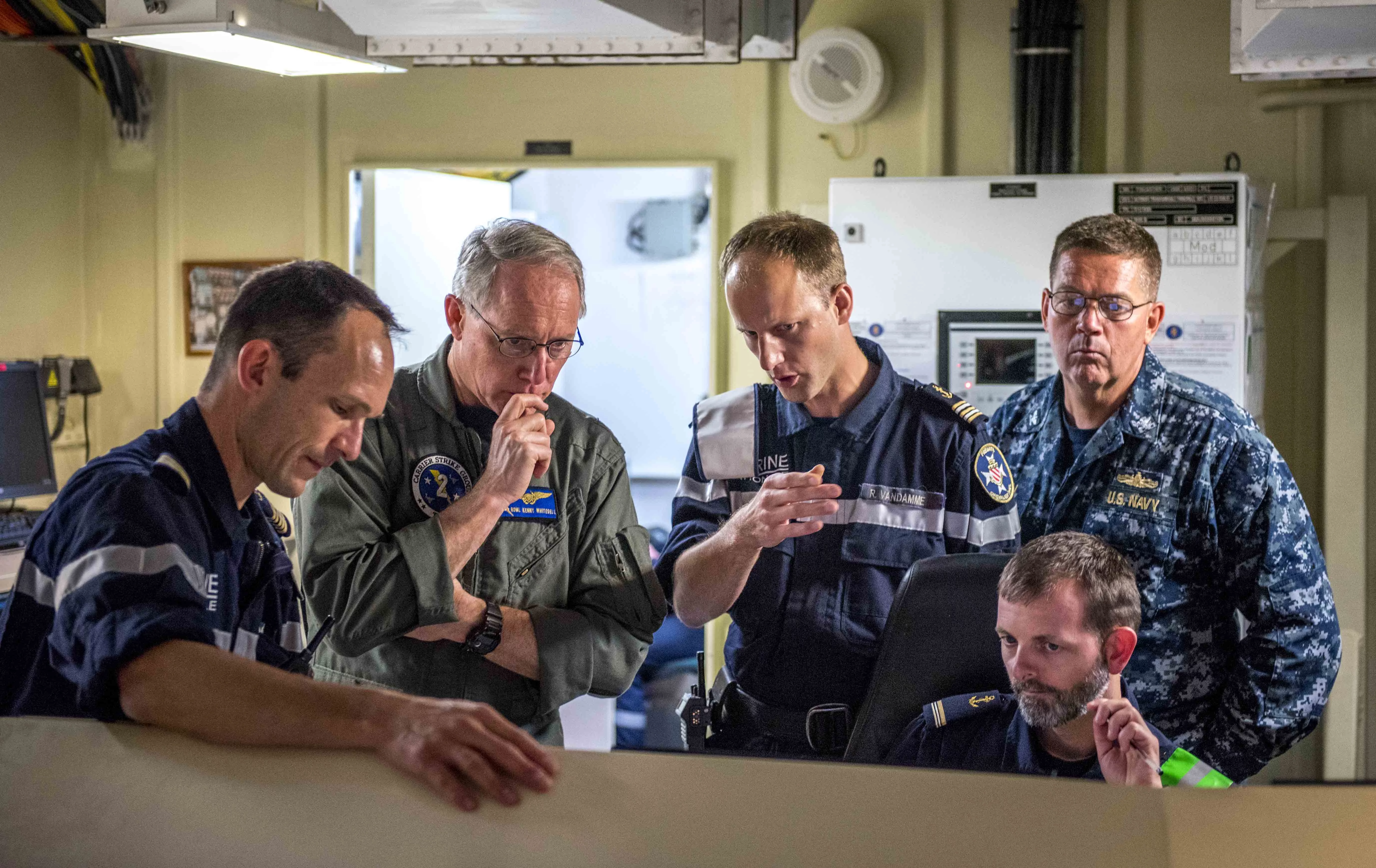 Le contre-amiral Kenneth Whitesell visite la frégate Chevalier Paul