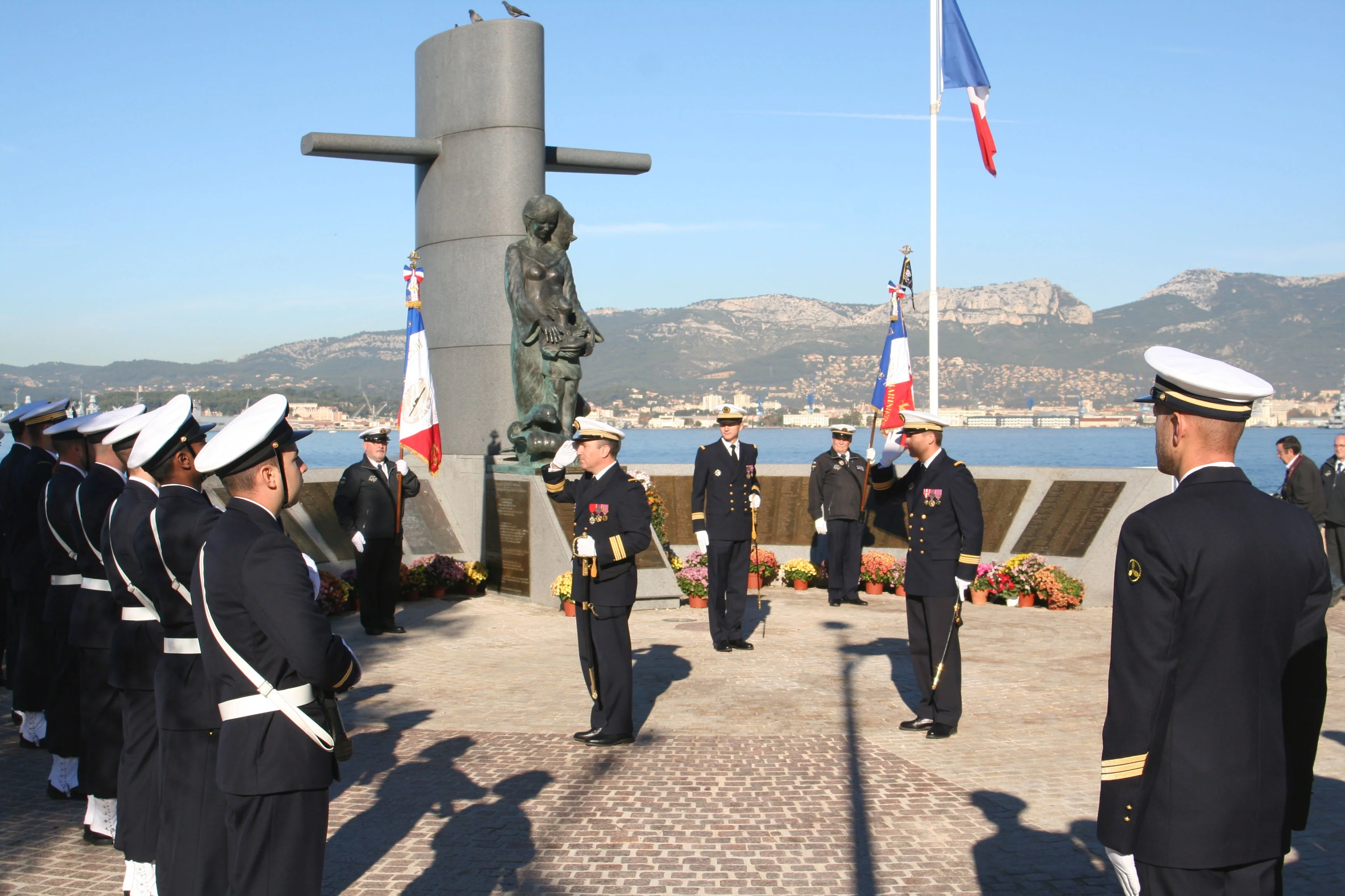 Le capitaine de vaisseau Stéphan Meunier inspecte la garde d'honneur