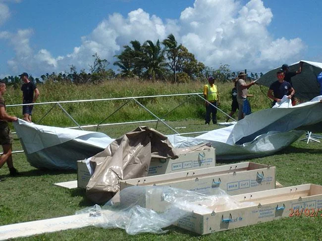 L'équipage du D'Entrecasteaux installe des tentes pour la population sinistrée