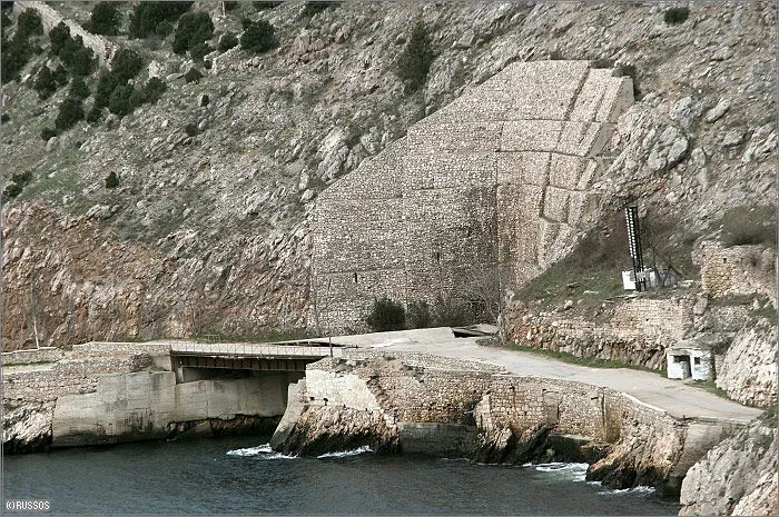 Autre vue de l'entrée du canal souterrain.
