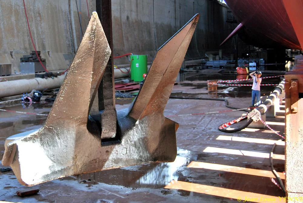 Le Charles de Gaulle ré-embarque ses lignes de mouillage