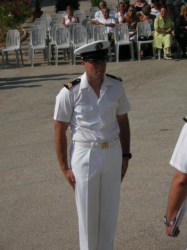 Un élève du BAT reçoit son insigne de plongeur-démineur