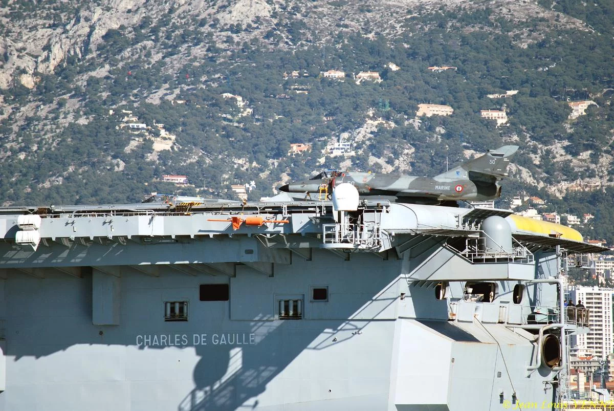 Le porte-avions Charles de Gaulle rentre de mer