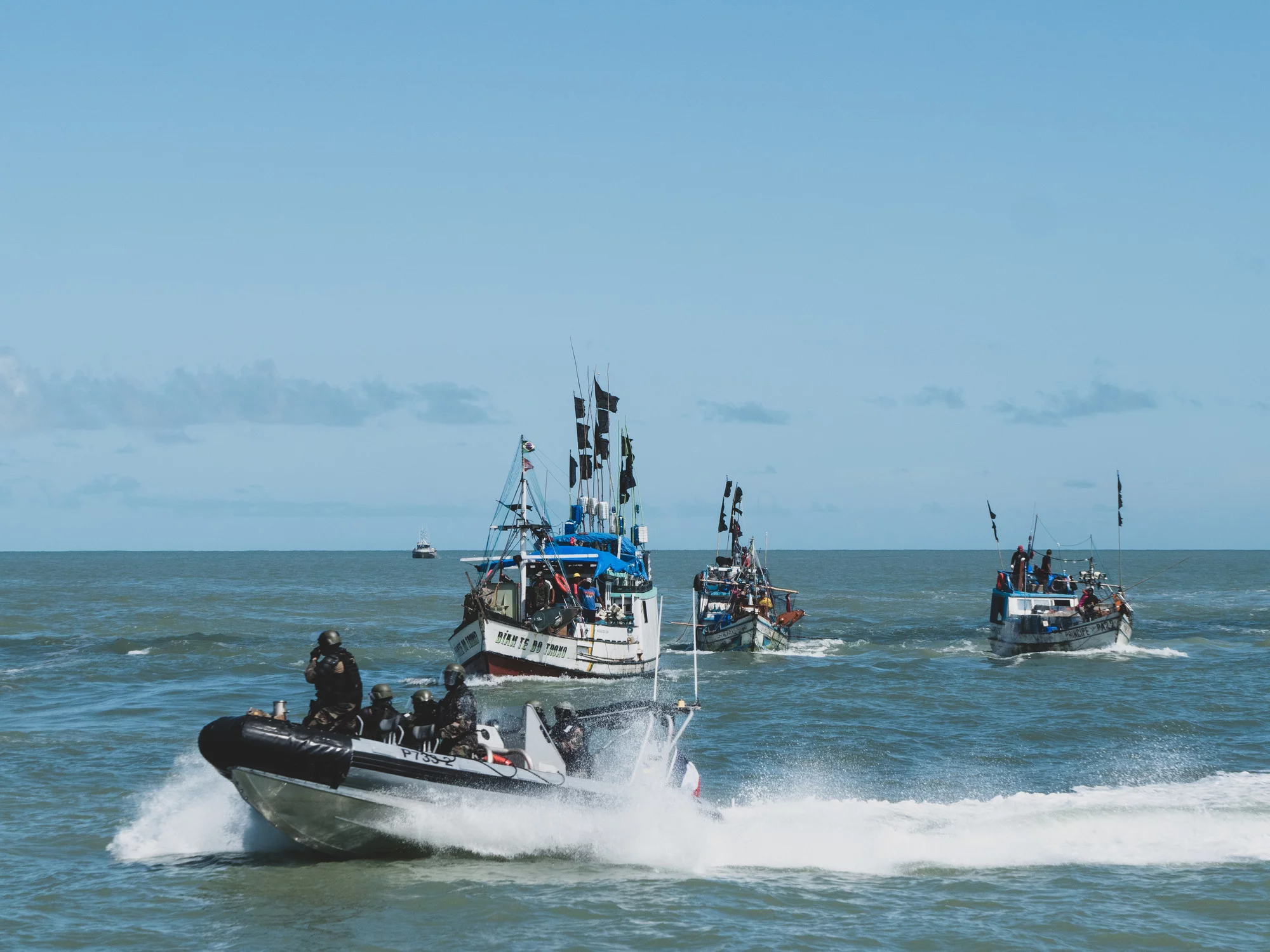 Une embarcation du patrouilleur La Résolue escorte des bateaux de pêche en situation illégale
