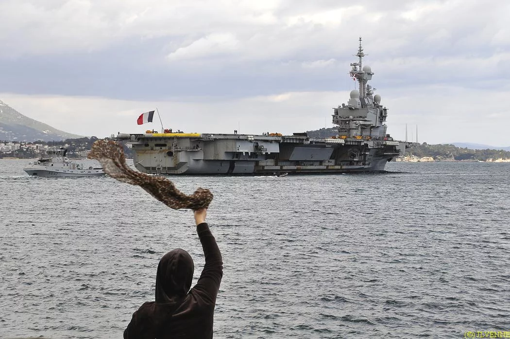 Le porte-avions Charles de Gaulle appareille pour la mission Harmattan
