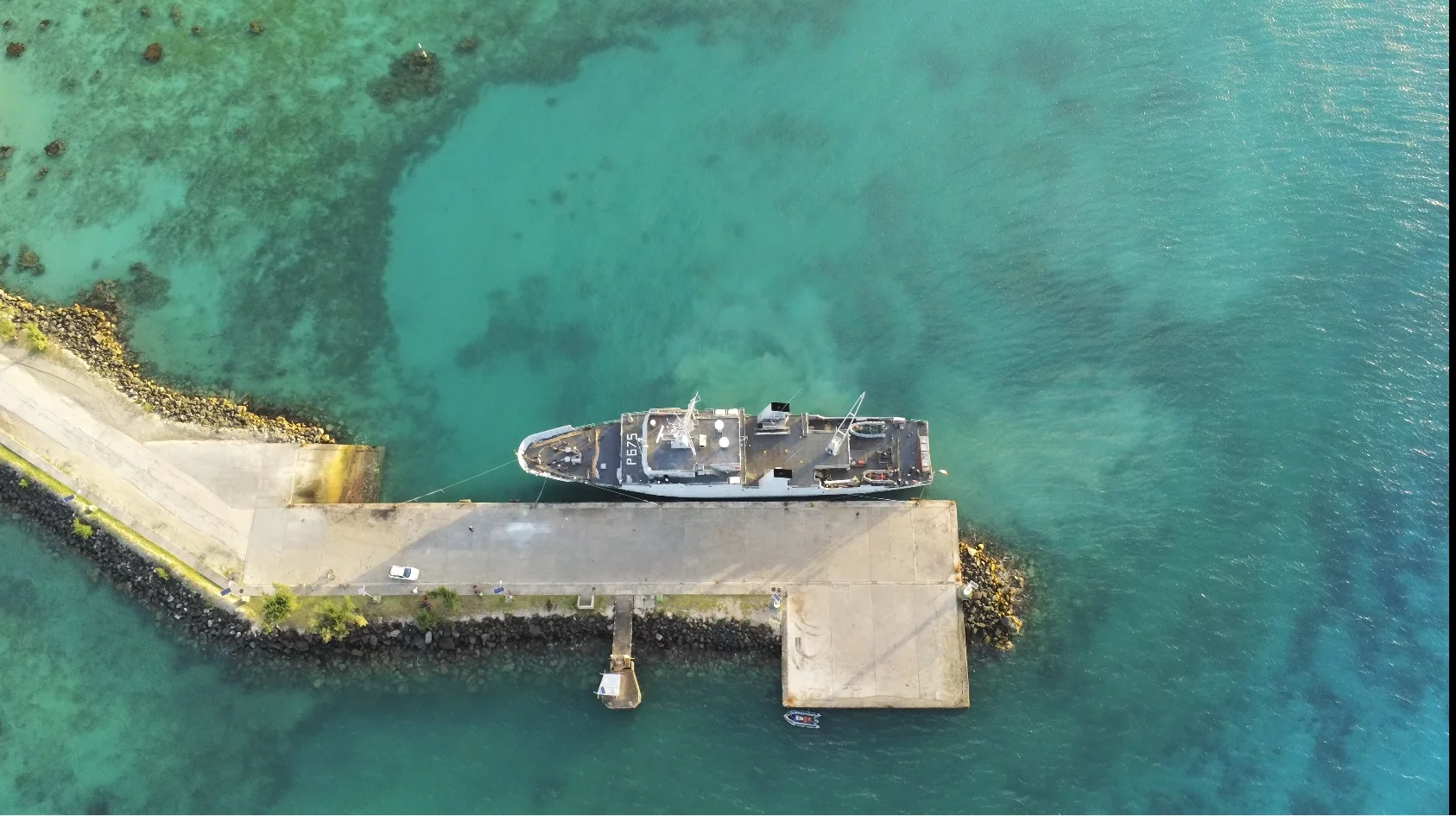 Le patrouilleur Arago accosté au nouveau quai de l'île de Tubuai