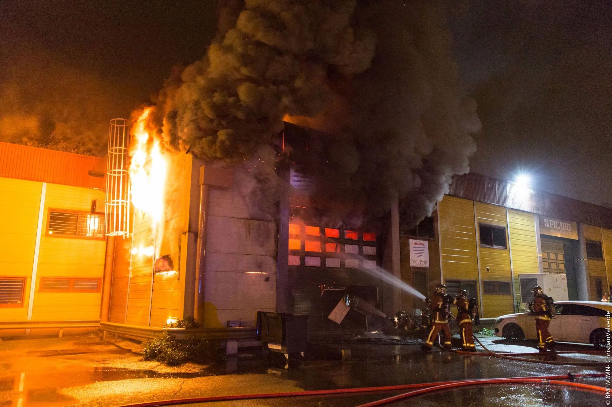 Les marins-pompiers luttent contre un feu d’entrepôt dans le 11ème arrondissement de Marseille