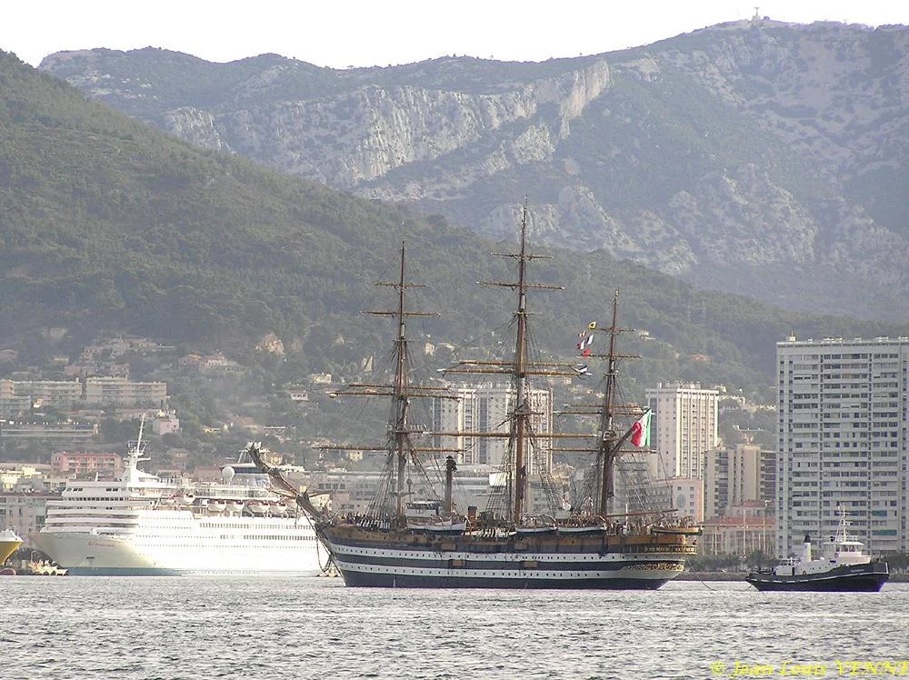 Le voilier école italien Amérigo Vespucci arrive à Toulon