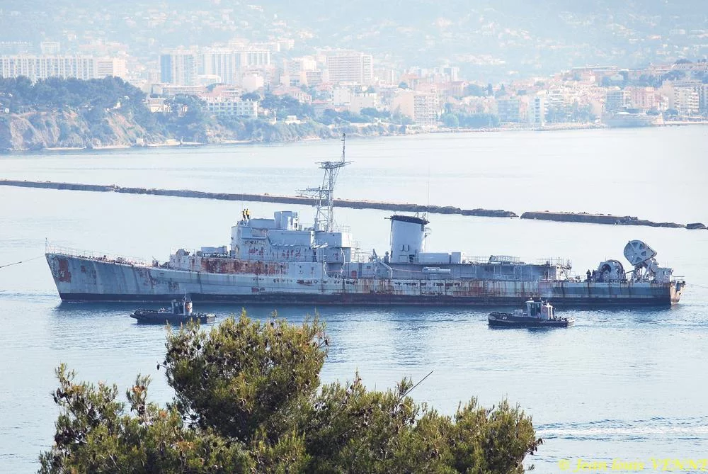 La coque de l’ex-aviso escorteur Commandant Rivière transférée de Saint-Mandrier à la base navale de Toulon