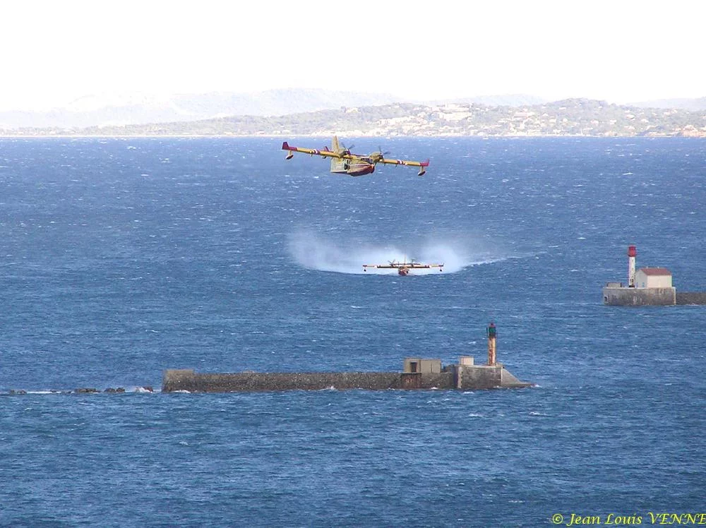 Les Canadairs interviennent au-dessus de Saint Mandrier