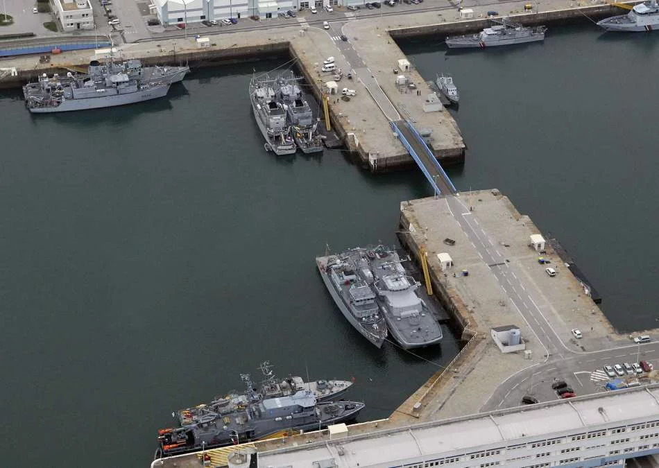 Chasseurs de mines de la force permanente de guerre des mines de lâ€™OTAN Ã  quai dans la base navale de Cherbourg