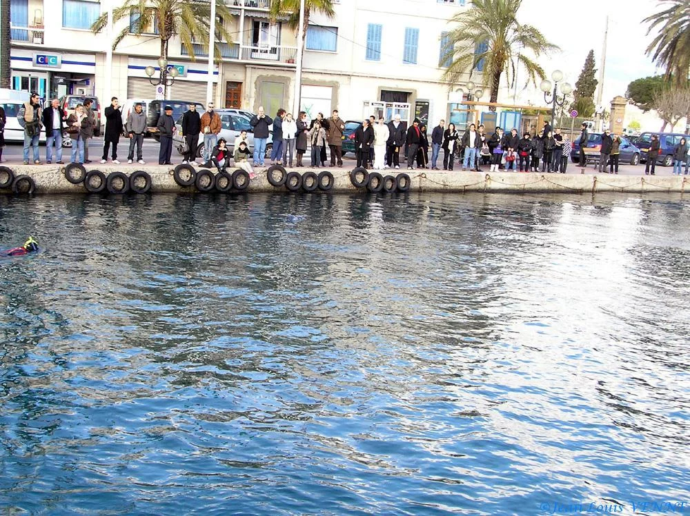 Attroupement dans le port de la Seyne sur mer