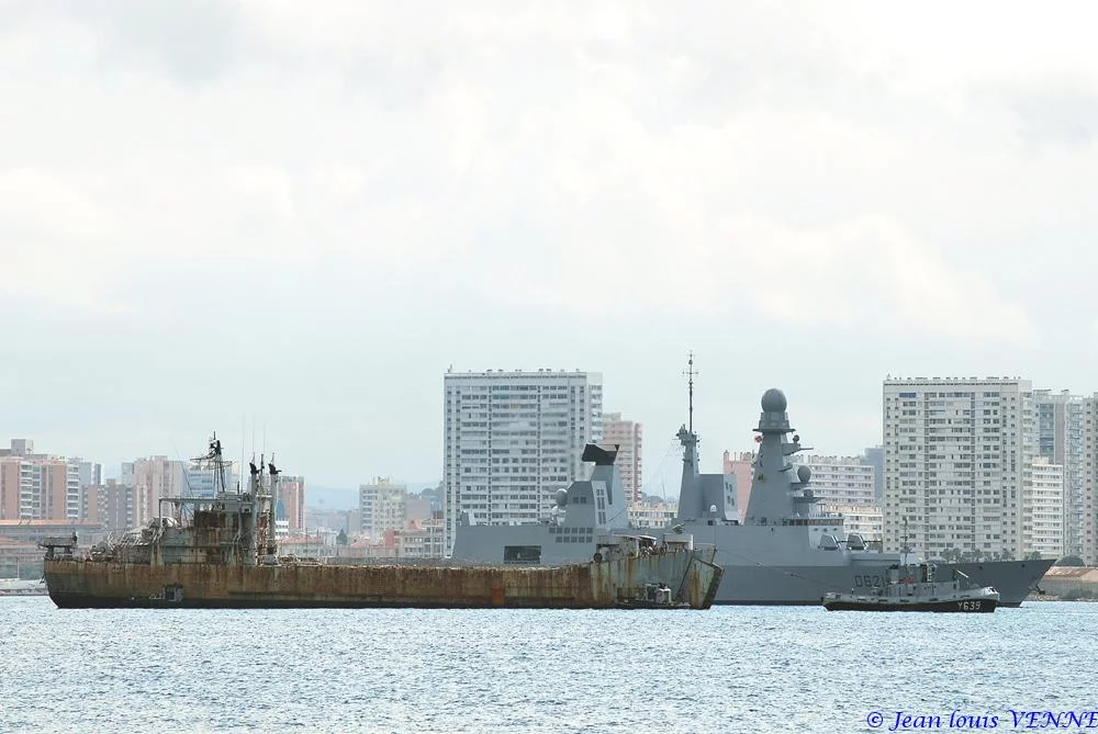 La coque de l’ex-Argens transférée à la base navale de Toulon