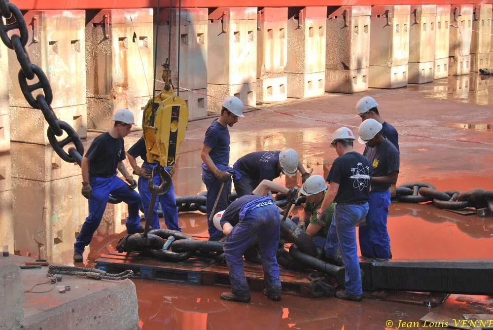 Le Charles de Gaulle ré-embarque ses lignes de mouillage