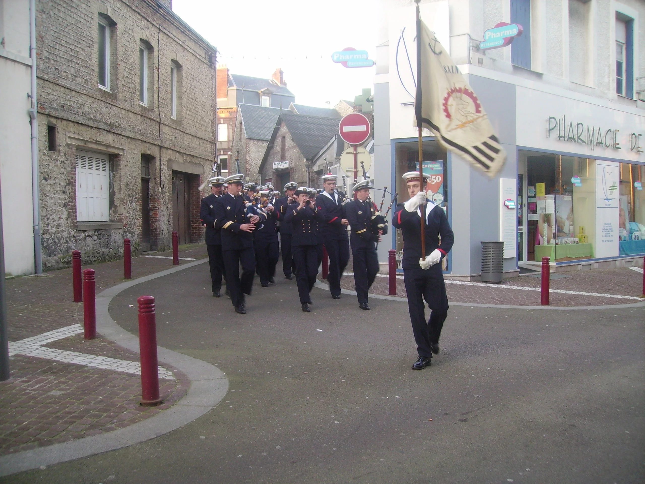 Le bagad de St-Mandrier dans les rues de Fécamp
