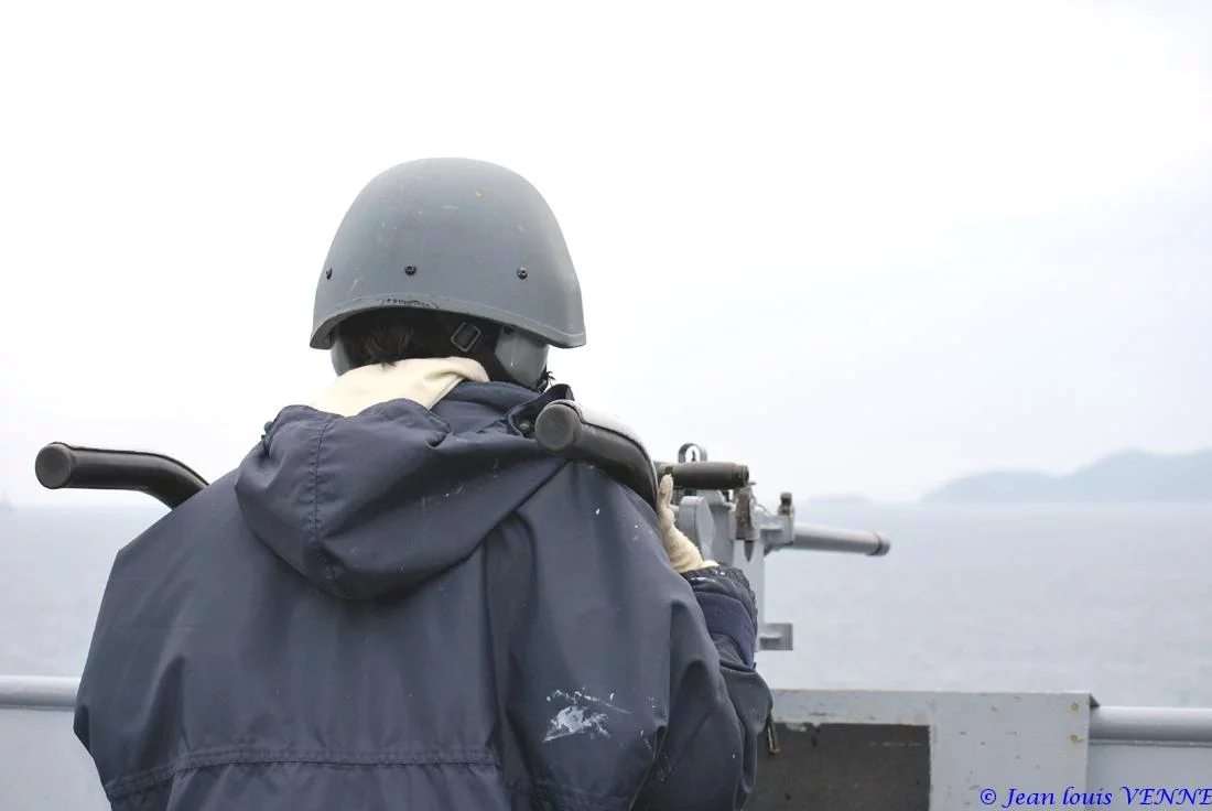 Le servant de la mitrailleuse 12,7 mm