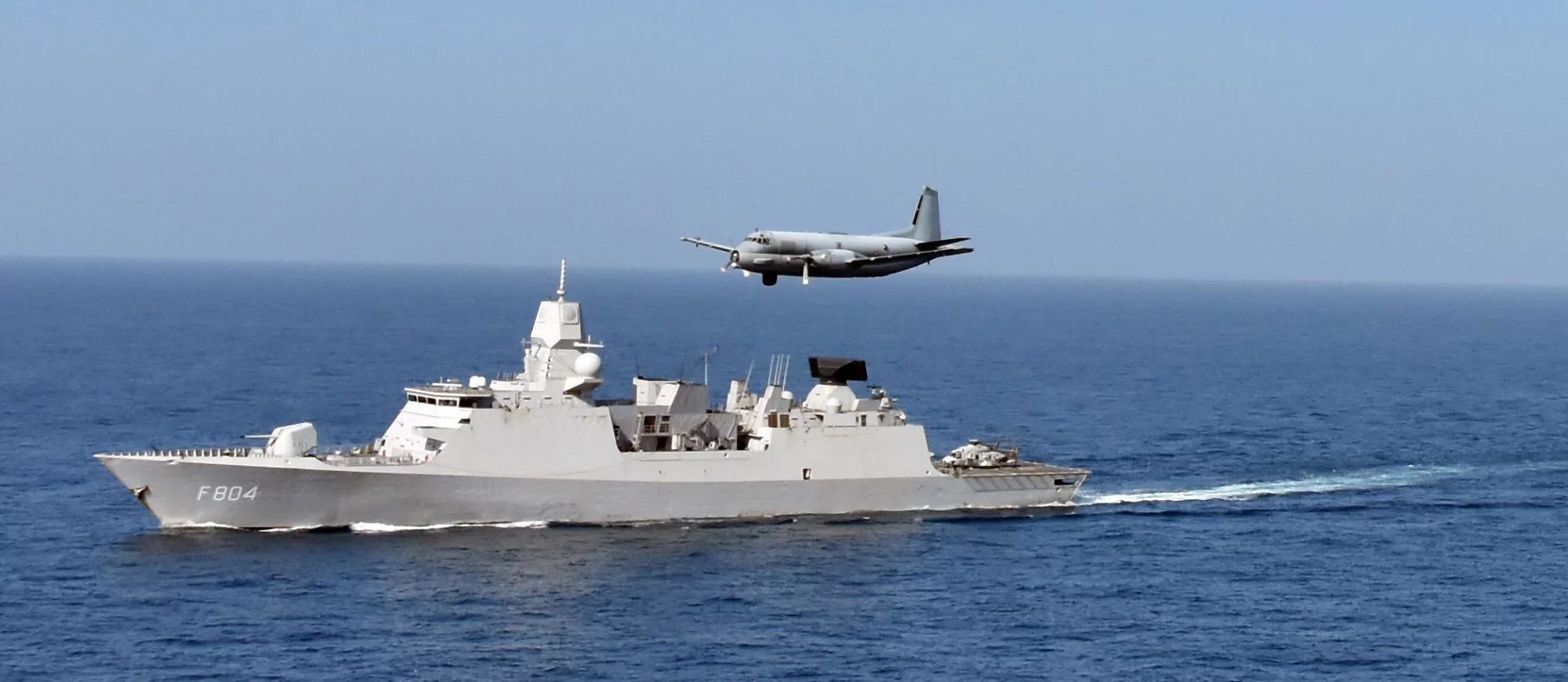 Un avion de patrouille maritime ATL2 survolle l la frégate hollandaise De Ruyter