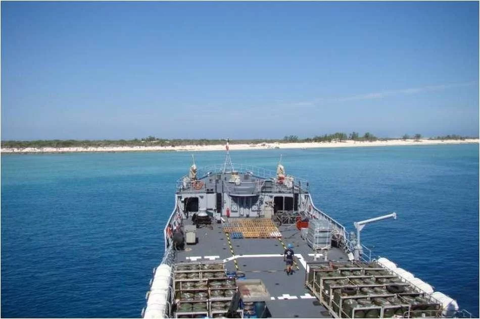 Le bâtiment de transport léger La Grandière ravitaille les îles Éparses