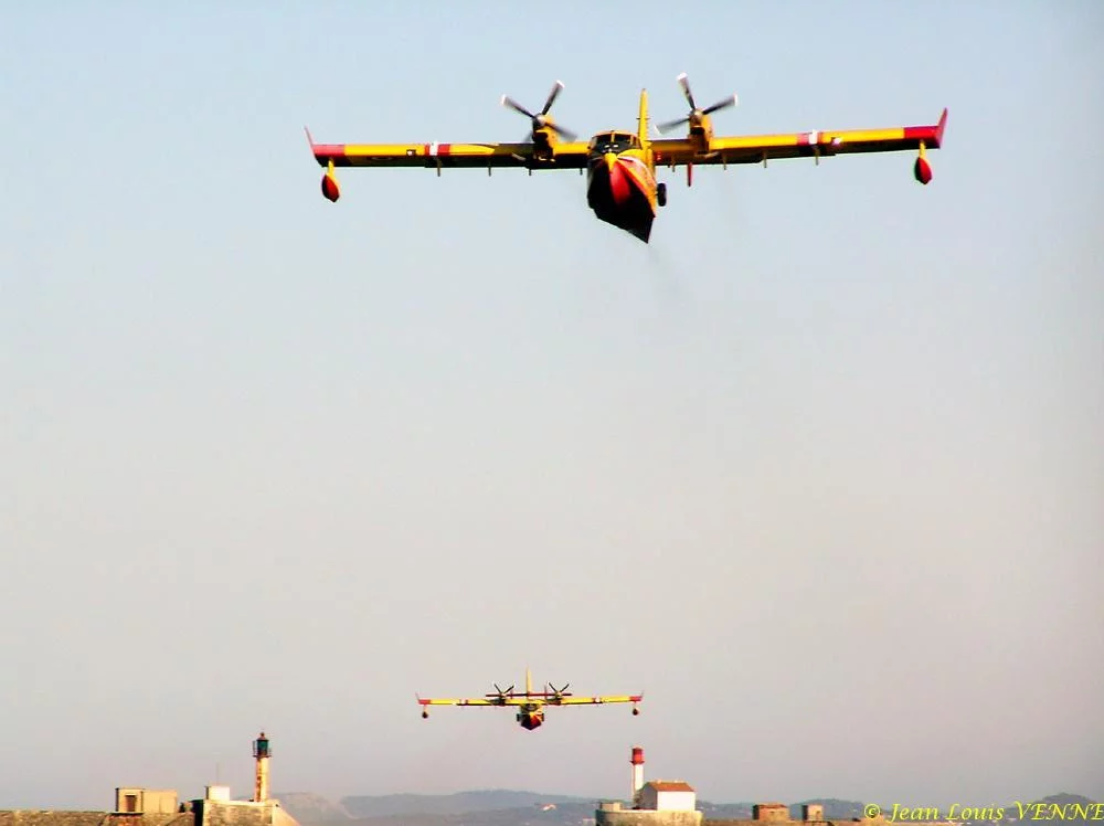 Les Canadairs interviennent au-dessus de Saint Mandrier