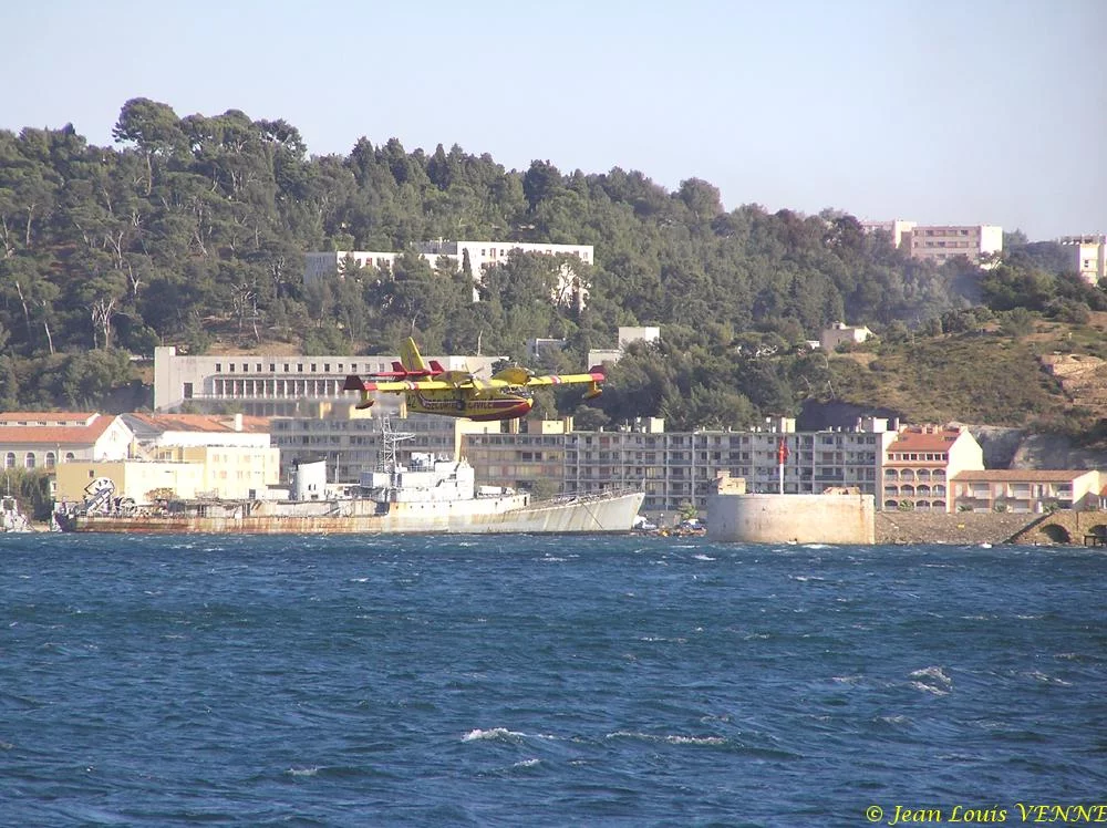 Les Canadairs interviennent au-dessus de Saint Mandrier