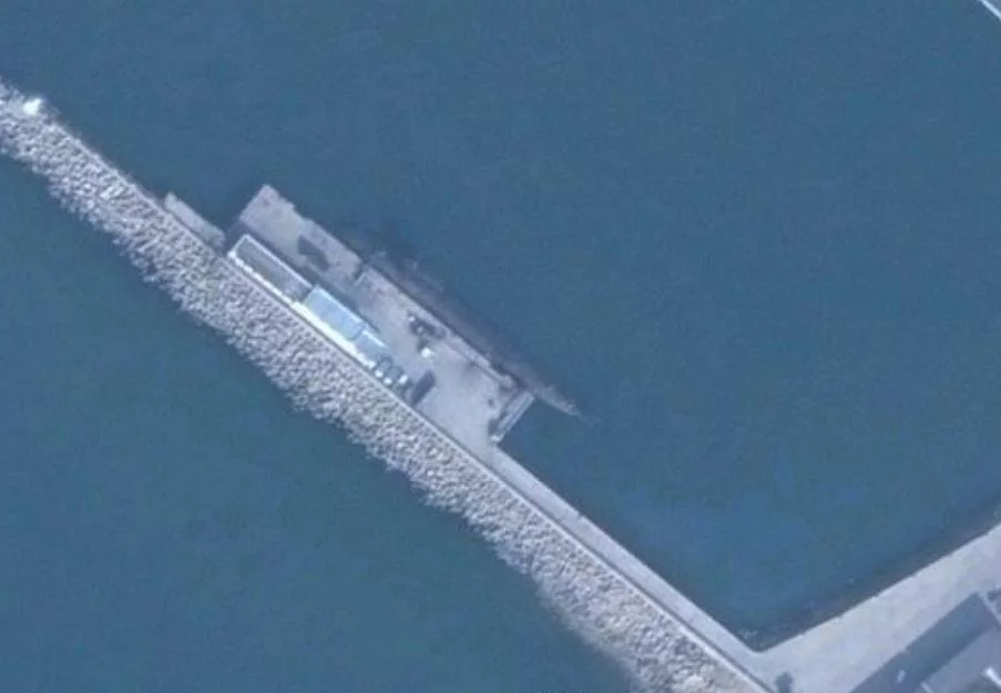 Un sous-marin accosté à la jetée est