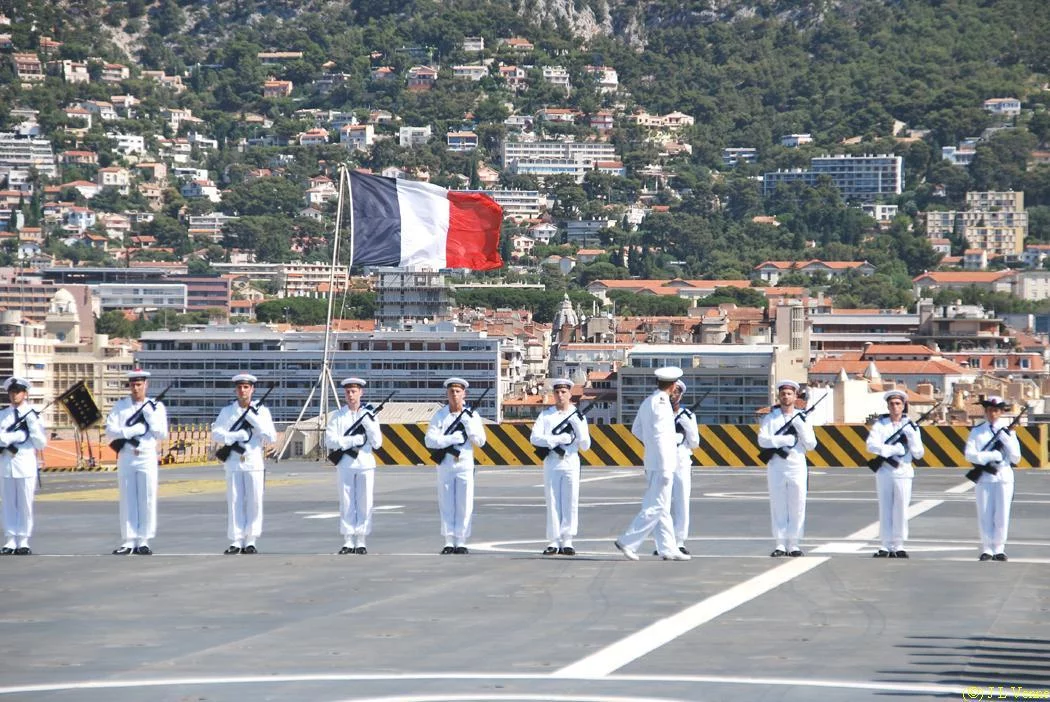 Le nouveau commandant inspecte la garde d'honneur