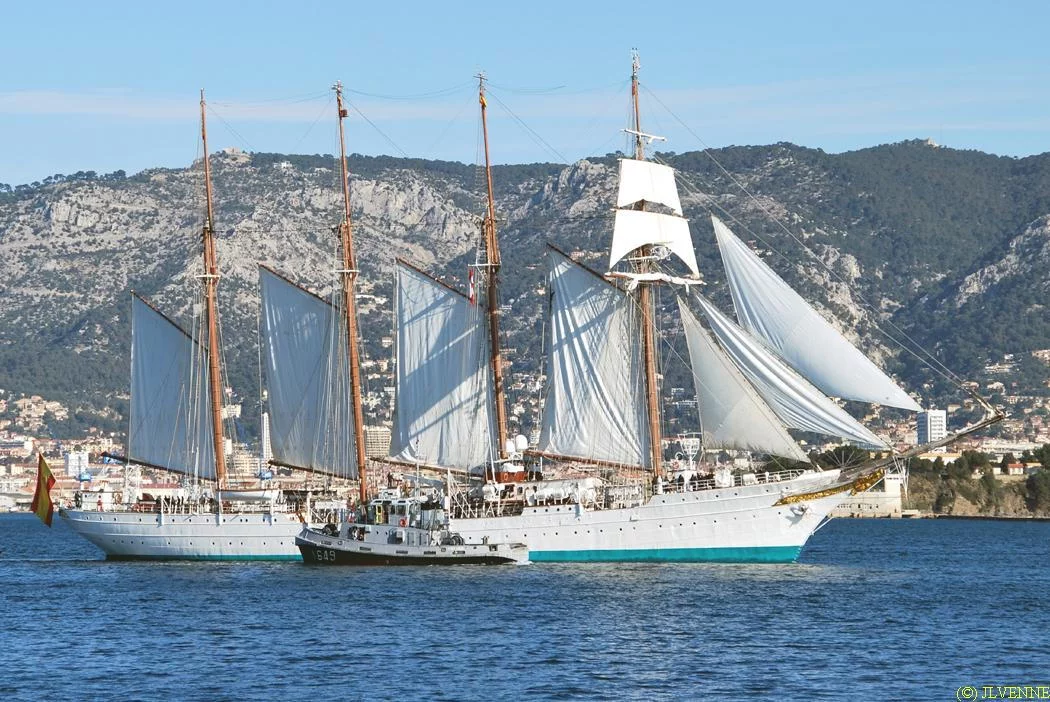 Le voilier-école espagnol Juan Sebastian de Elcano appareille de Toulon