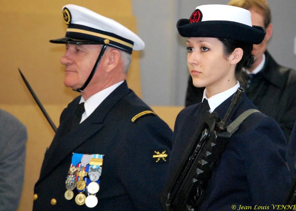 Le major (R) Gilles Fromont adjoint du chef de centre PMM de La Seyne, et une stagiaire