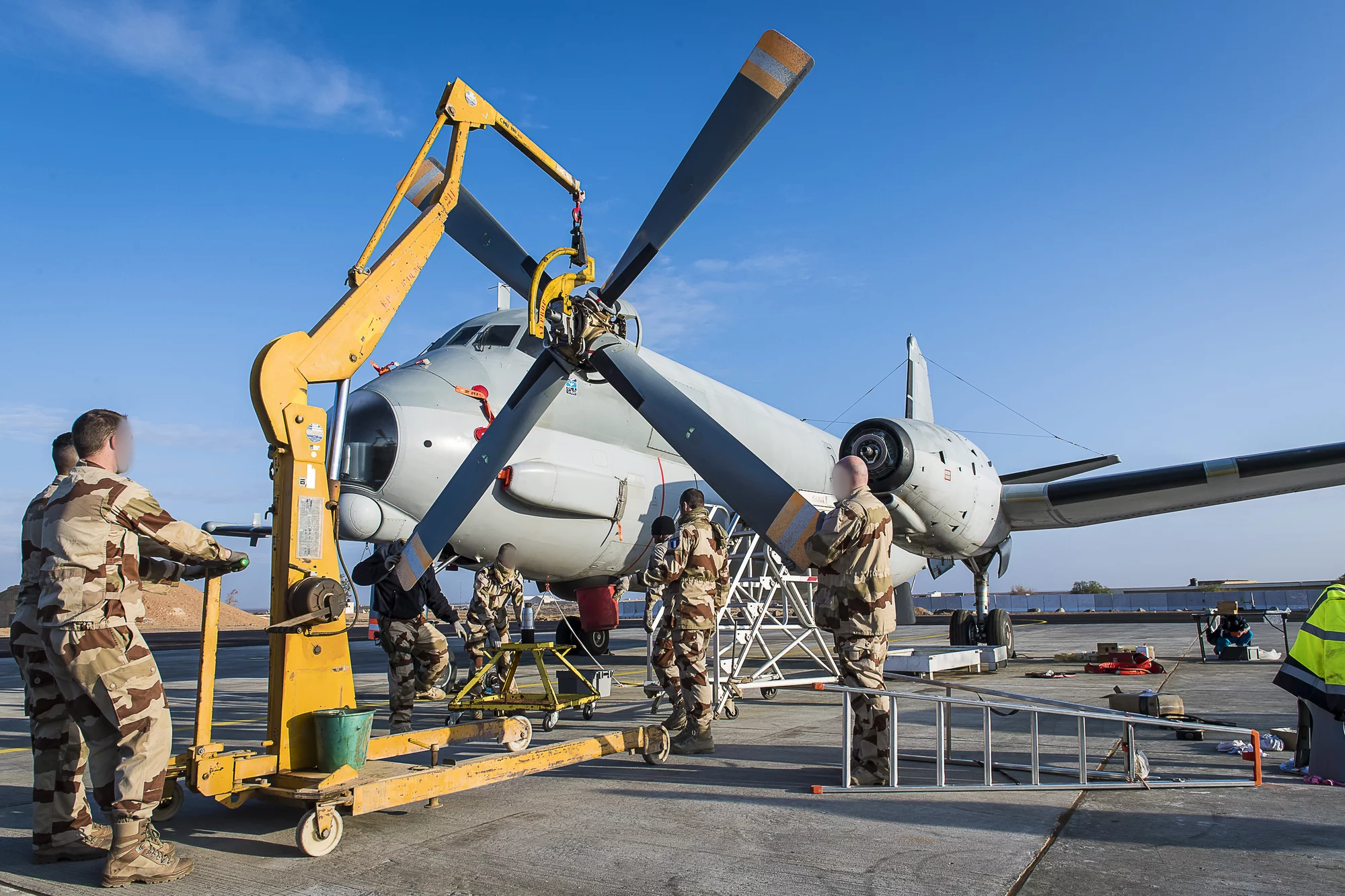 Changement d'une hélice sur un avion de patrouille maritime Atlantique 2