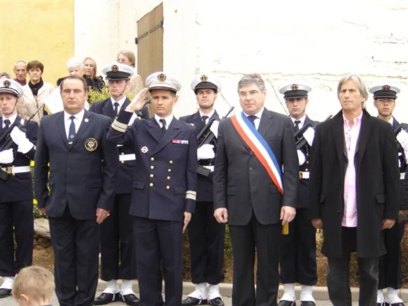 Le salut aux morts des autorités