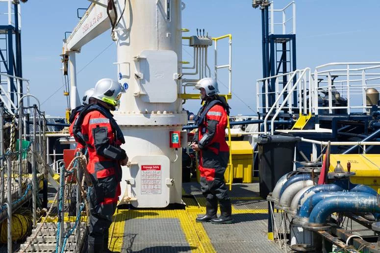 Une équipe d’évaluation et d’intervention sur le pont d'un navire en détresse