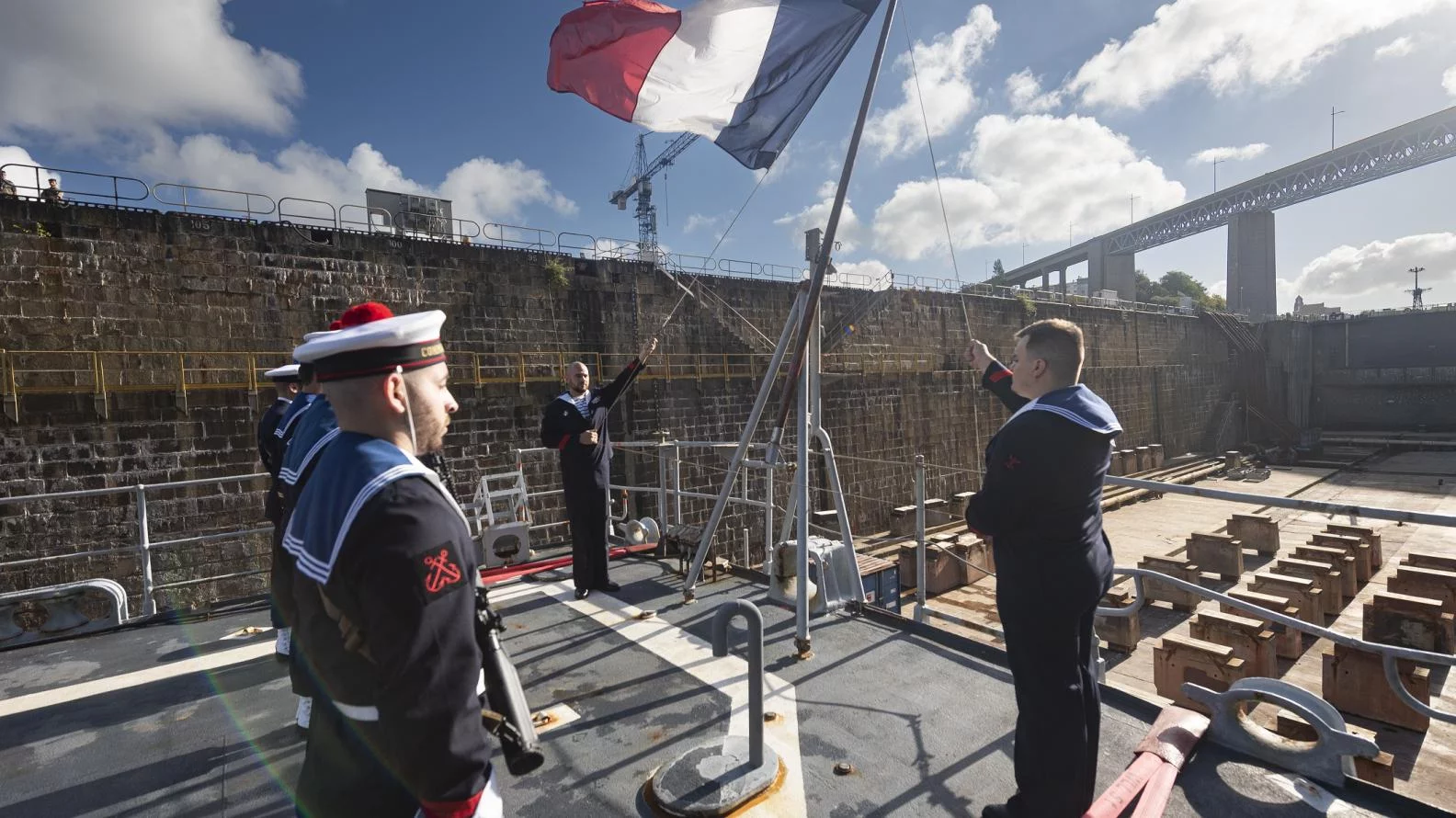 Dernière cérémonie des couleurs à bord du patrouilleur PM L'Her