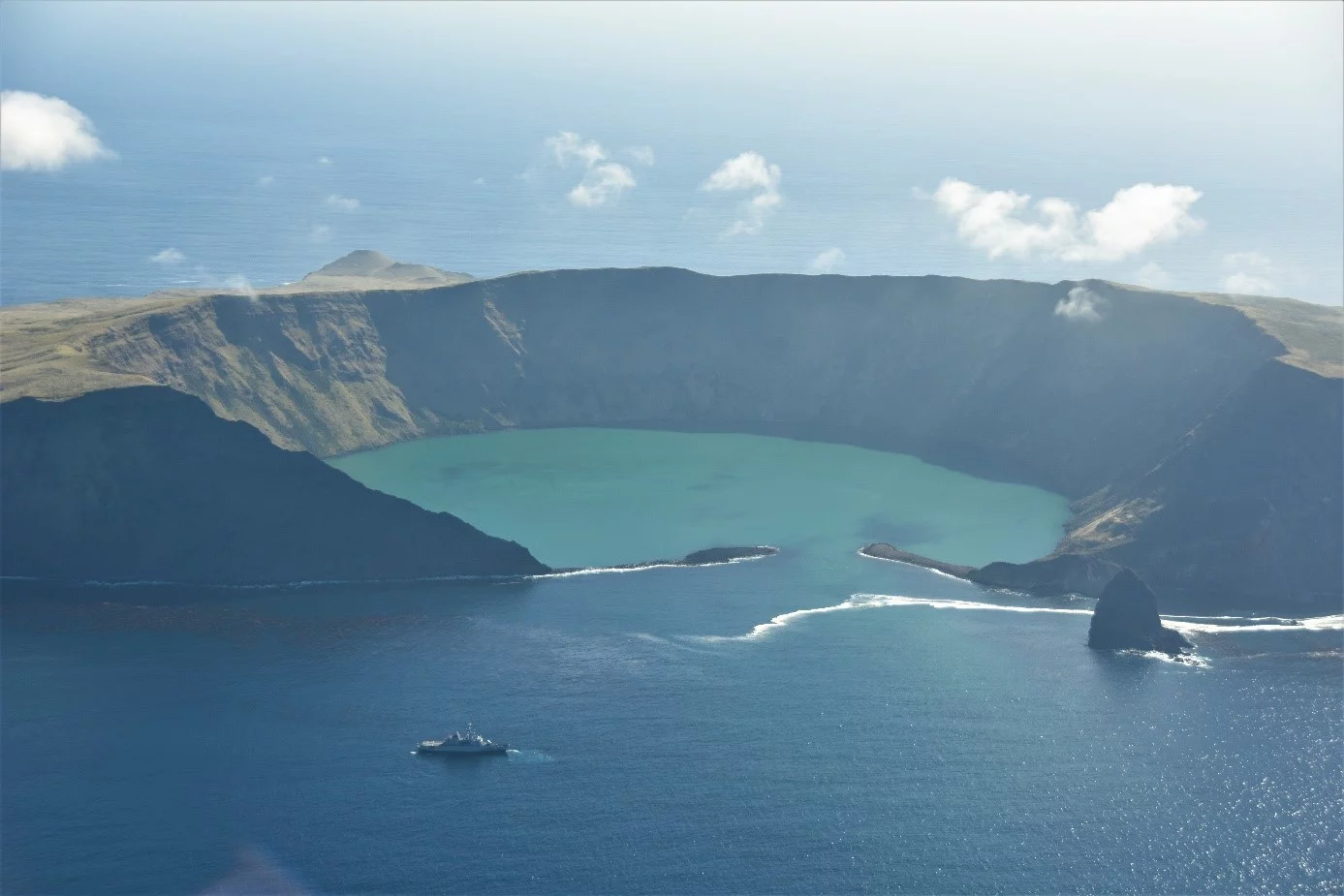 La frégate Nivôse devant le cratère de l'île St-Paul