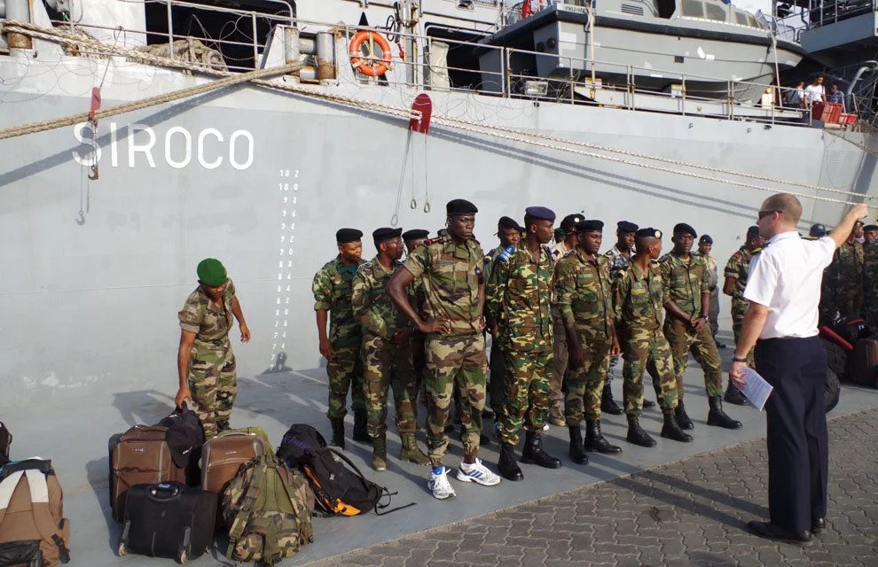 Des élèves officiers étrangers embarquent sur le Siroco