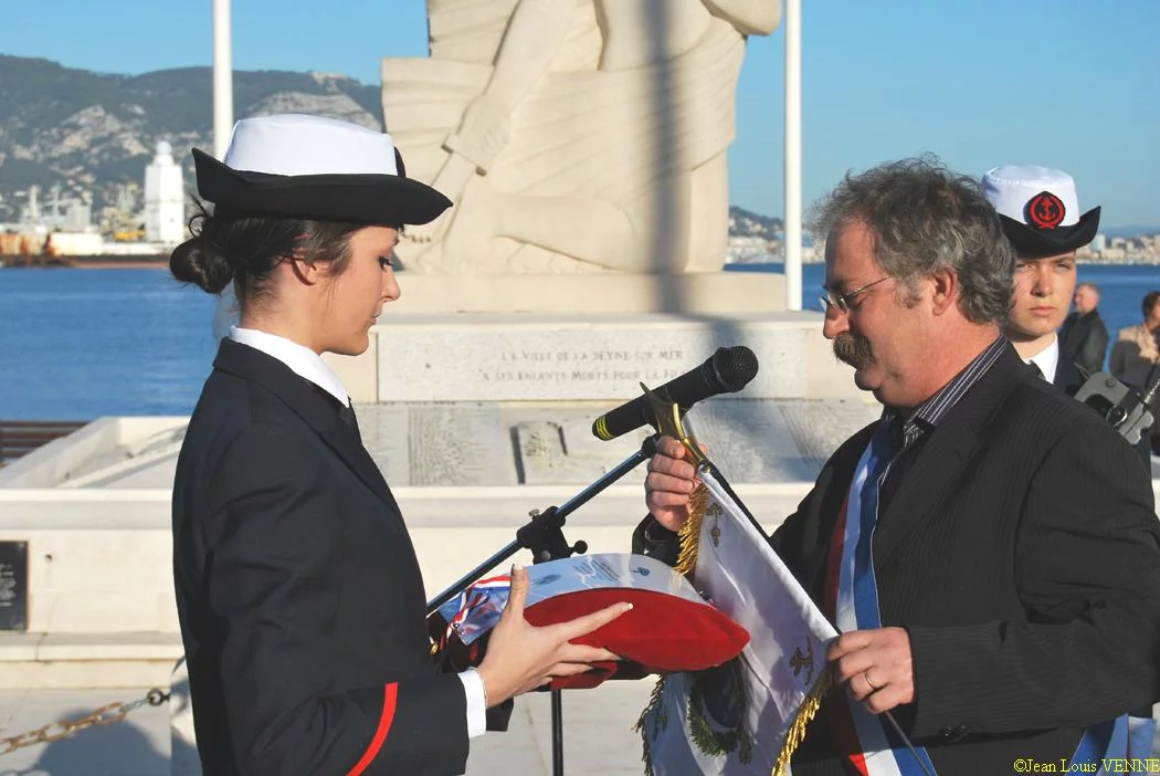 M. le maire remet son fanion à la PMM