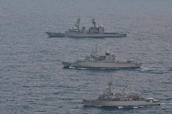 La frégate Vendémiaire s’entraîne avec les marines américaine et japonaise