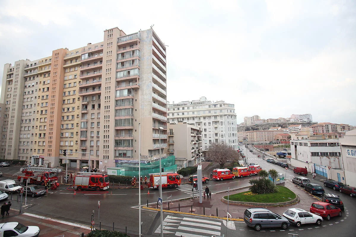 Les marins-pompiers de Marseille interviennent pour un incendie au 7è étage d’un immeuble de 13 étages