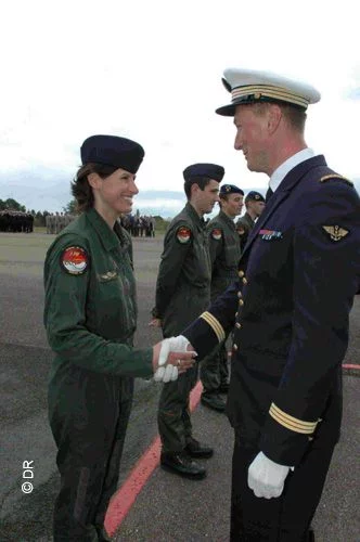 Une pilote tout juste breveté est félicité par son parrain