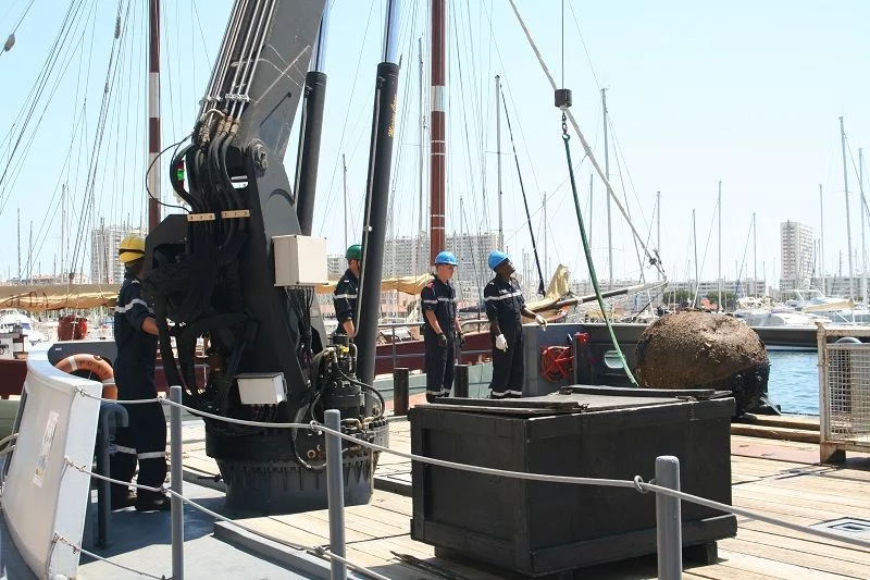 L'objet est posé sur le pont