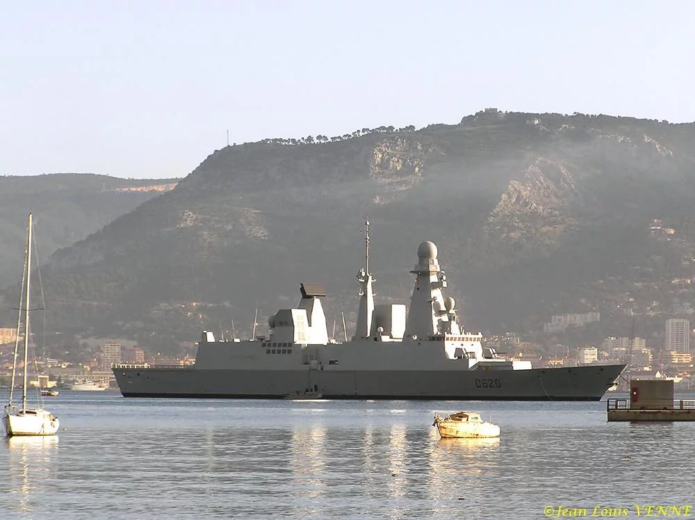 Le Forbin devant Tamaris