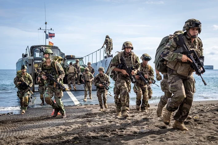 Des militaires mis à terre par un chaland de débarquement