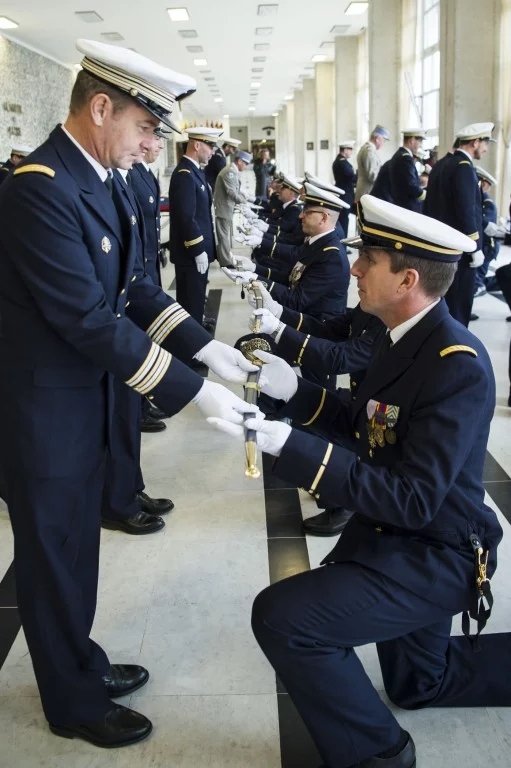Remise de sabres à l'École navale