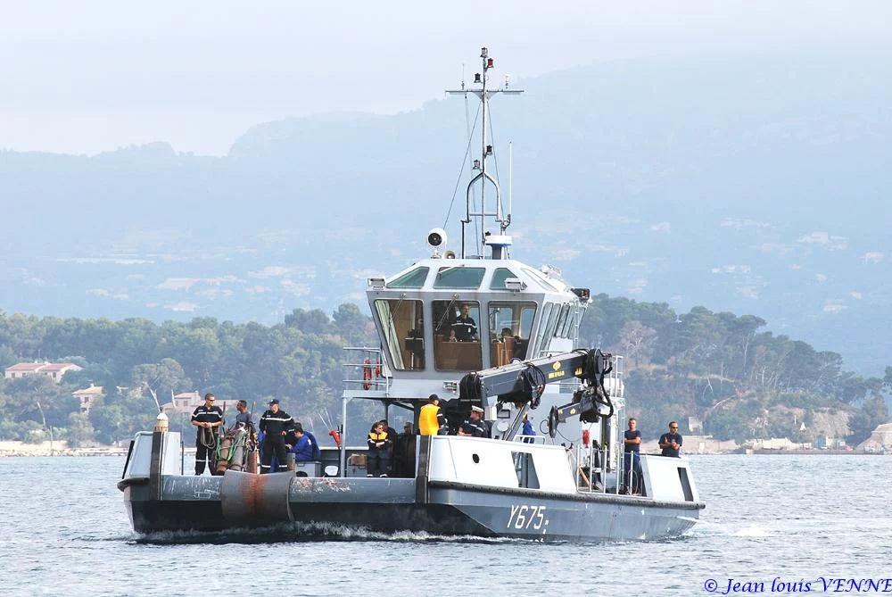 La coque de l’ex-Argens transférée à la base navale de Toulon
