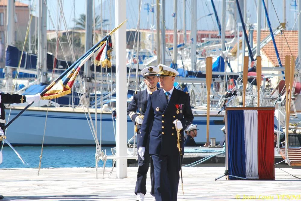 L'amiral Tandonnet passe les troupes en revue