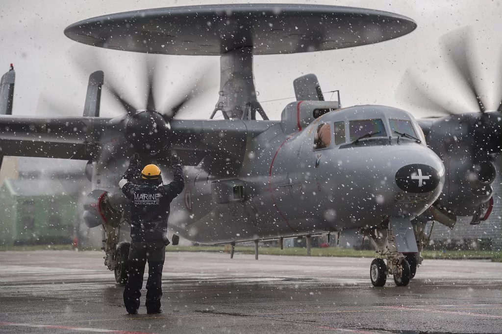 Un avion de guet aérien E2C - Hawkeye sous la neige