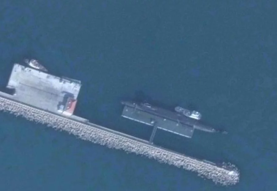 Un sous-marin accosté à la jetée sud-ouest