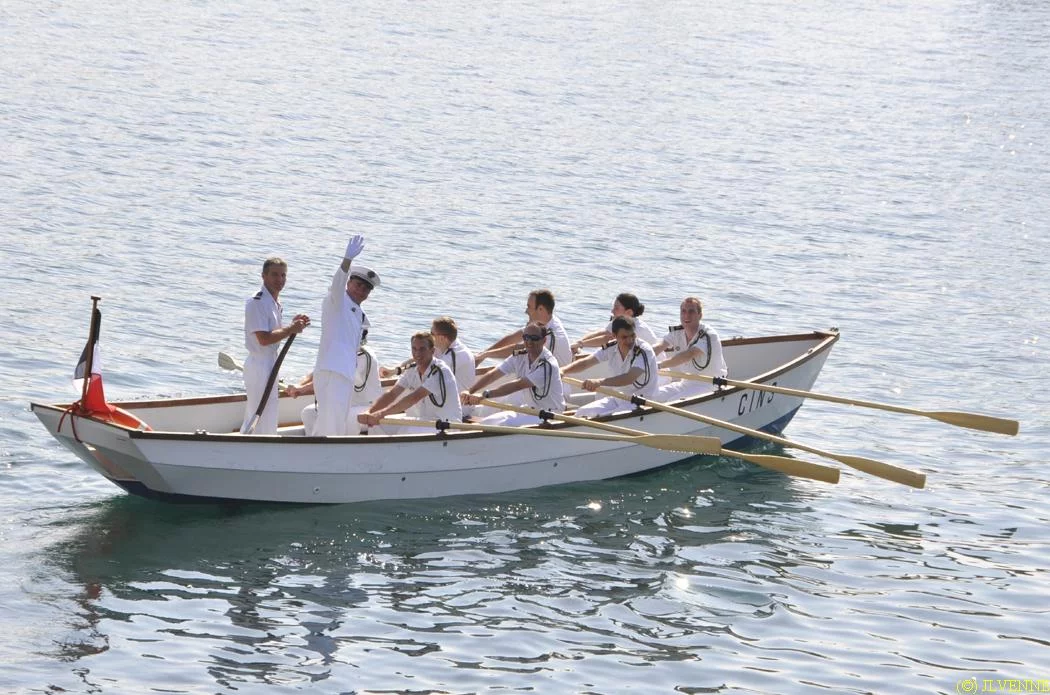 Tradition : le CF Eugène débarque en chaloupe armée par les officiers de l'Aconit