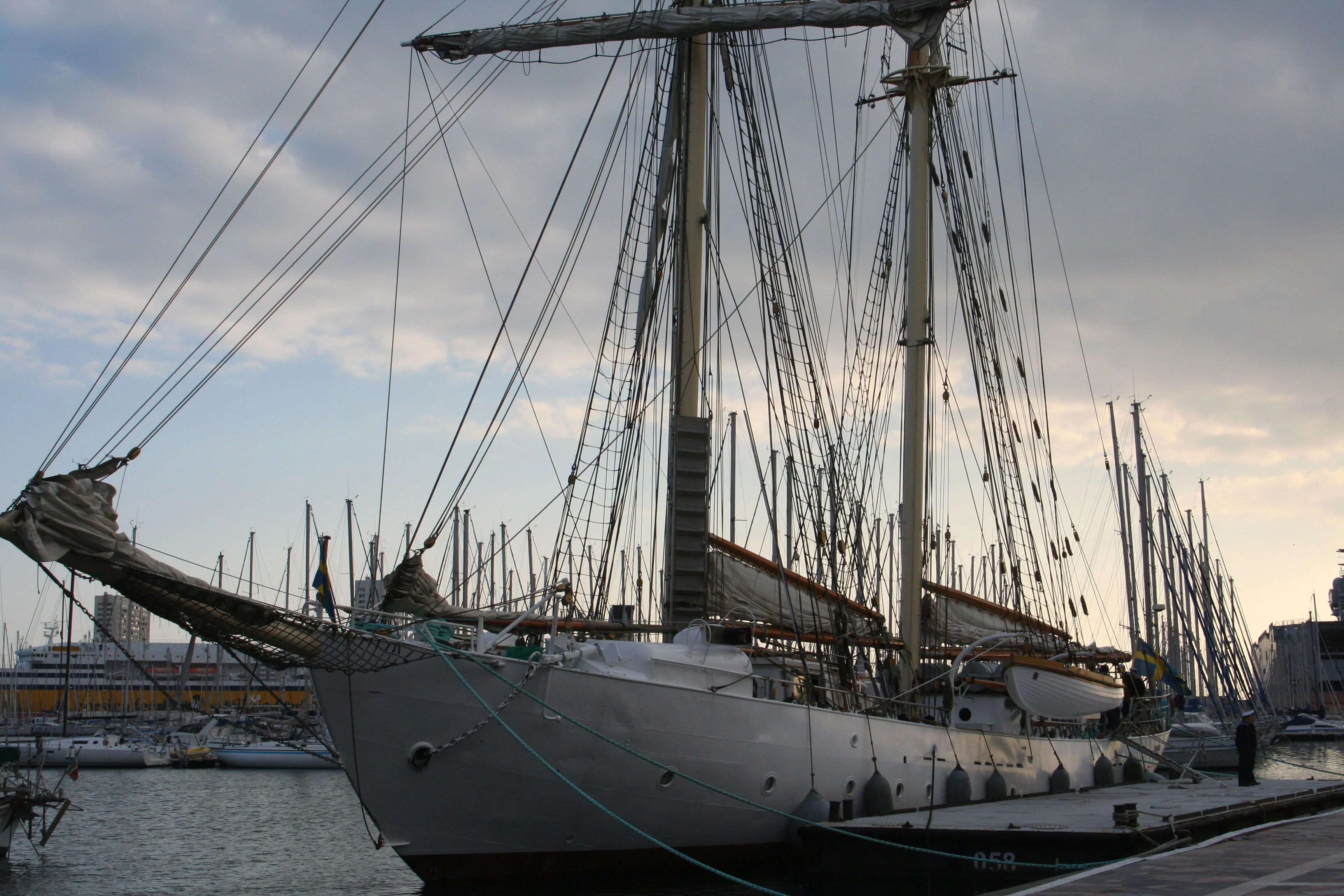 Le voilier-école Falken de la marine suédoise fait escale à Toulon