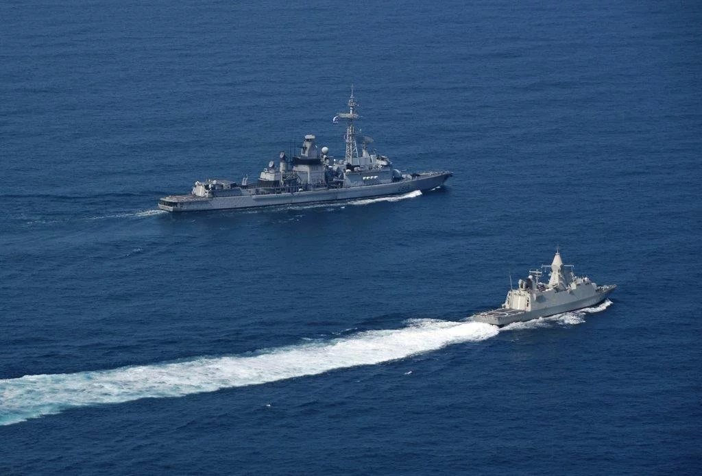 La frégate Jean Bart s'entrâine avec un navire des Émirats Arabes Unis