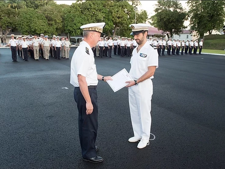 Le contre-amiral Jean Hausermann, commandant des forces armées aux Antilles, remet une lettre de félicitations collective au commandant de la frégate de surveillance Ventôse